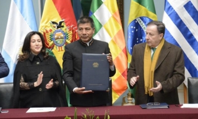 El canciller Fernando Huanacuni en al firma del convenio. 