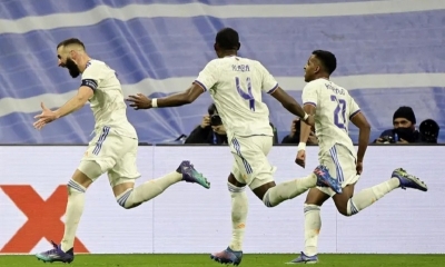Celebra Benzema, que le hizo tres goles al PSG