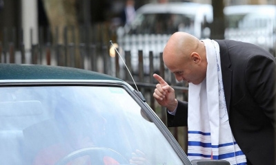 El sacerdote Scott Holmer