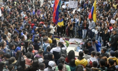 Las personas asisten a una vigilia por Dilan Cruz. | AFP