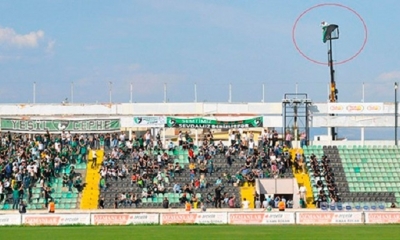 El hincha fue recibido con aplausos por los seguidores del Denizlispor. | Fuente: BirGün