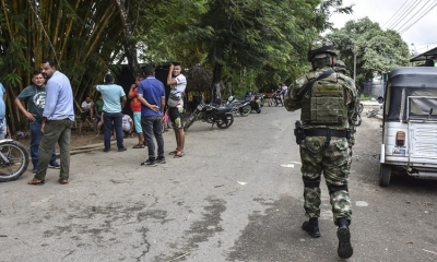 Soldados colombianos patrullan cerca del río Arauca en el municipio de Arauquita.