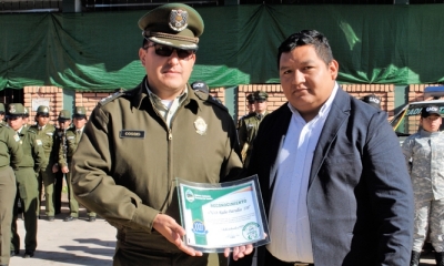 Entrega de un reconocimiento a Radio Patrulla 110 en Yacuiba