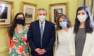 El presidente de Argentina junto algunas de las científicas