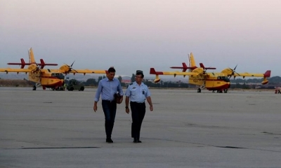 Sánchez a su llegada a la base aérea de Torrejón de Ardoz donde inició su viaje. Foto: Los Tiempos