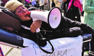 Una paciente con cáncer durante una protesta en La Paz. Foto: Facebook