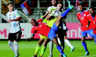 Martínez (der.) disputa el balón contra Vargas, anoche. 
