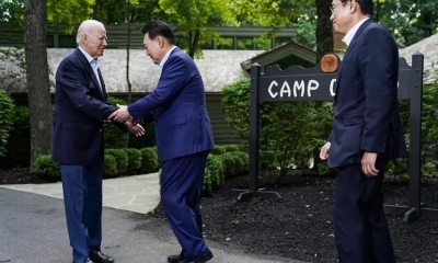 (I-D) El presidente de EE.UU., Joe Biden saluda al presidente de Corea del Sur Yoon Suk Yeol y el primer ministro japonés Fumio Kishida en Camp David 