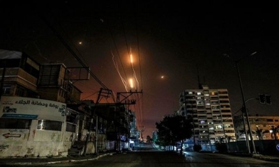 Bombardeo de Israel derriba un edificio de 13 pisos en la Franja de Gaza.Foto: EFE