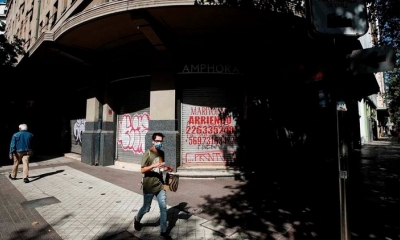 Una calle del centro de Santiago, Chile, durante el confinamiento en 2020. EFE