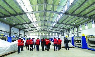 Los funcionarios explican a la prensa el funcionamiento de la fábrica.