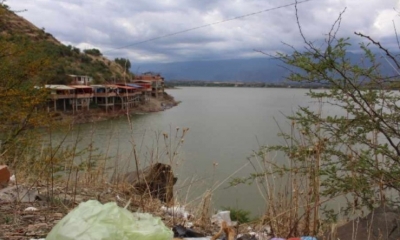 A orillas de la presa se construyeron locales de venta de comida