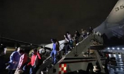 Bolivianos bajan de un avión. Foto: Captura