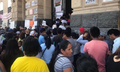 Residentes bolivianos en el Consulado de Argentina.