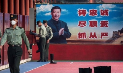 Soldados el Ejército de Liberacion chino junto a una representació del presidente de China, Xi Jinping. | Fuente: AFP