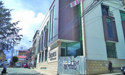 Cuestional que la puerta principal siga cerrada pese a la entrega de obra