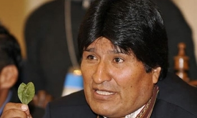 El presidente Evo Morales con un par de hojas de coca. Foto: Internet