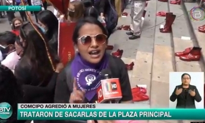El colectivo Mujeres de Plata protestaba en las inmediaciones de la Catedral