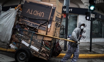 Un hombre recicla cartón por las calles de Buenos Aires