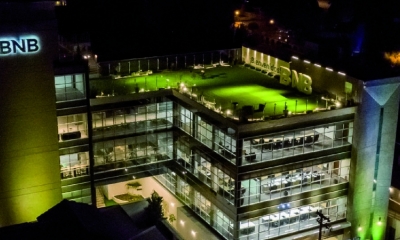 El edificio iluminado a partir de energía fotovoltaica. Foto: BNB