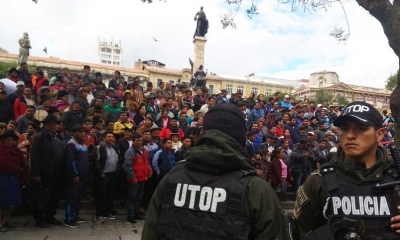 Alcaldes y concejales de diferentes municipios del país realizaron este martes una protesta en la plaza Murillo