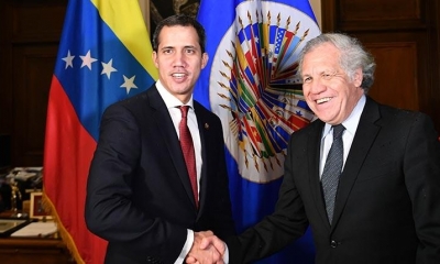 Juan Guaidó (izq.) saluda a Luis Almagro, el jueves. | AFP
