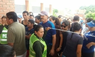 En la Unidad Educativa Ovidio Barbery la gente reclama por la incomodida para sufragar