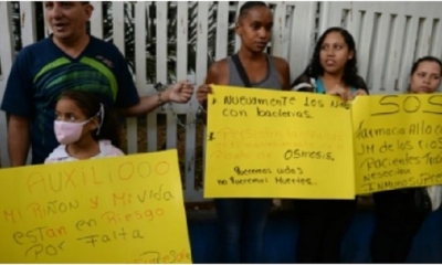  Padres y parientes de pacientes de niños con transplantes y en diálisisi protestan por medicinas afuera del hospital 