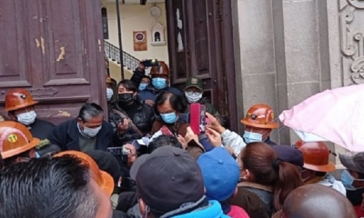 Los vocales salen del edificio luego de haber suspendido la audiencia.