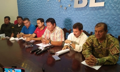 El gobernador del Beni, Fanor Amapo ( c )