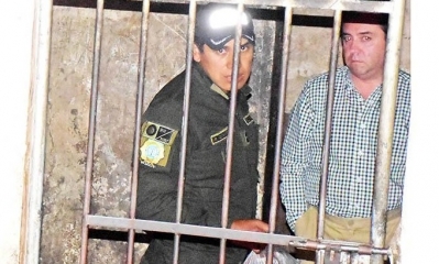 El concejal de Cercado, Edgar Gainza (der.) anoche en la celda de la Felcc junto a un policía. Foto: Los Tiempos