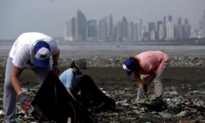 Voluntarios recogen basura durante una jornada de limpieza de playas en Panamá. | EFE