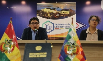 El ministro de Hidrocarburos (izq.) posesionó este lunes a la nueva presidenta de YLB (der.)