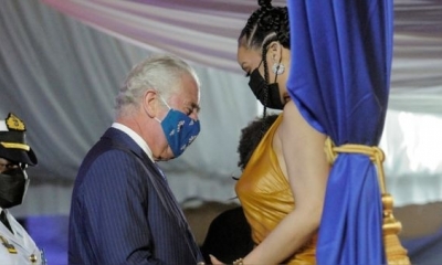 El príncipe Charles junto con Rihanna en la ceremonia. 