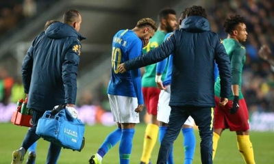 Neymar deja el terreno de juego lesionado durante el amistoso entre Brasil y Camerún.