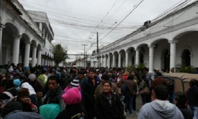 Comerciantes hacen vigilia en las afueras del Concejo. Foto: Juan Delgadillo