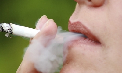 Persona fumando. Photostock