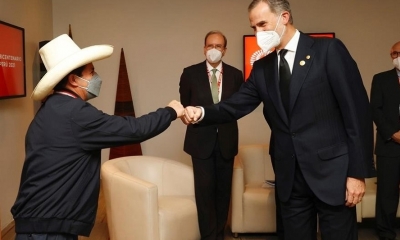 El rey Felipe VI (der.) y Pedro Castillo, antes de la toma de posesión del nuevo presidente peruano. / Foto: EFE.