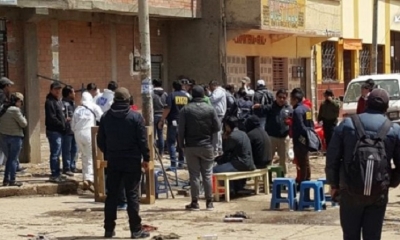 La comisión de fiscales realiza la inspección ocular en el lugar donde se registró la primera explosión. 