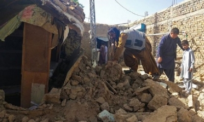 Los residentes se reúnen junto a los escombros de sus casas que se derrumbaron luego de un fuerte sismo
