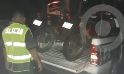 La policía logró aprehender a uno de los presuntos delincuentes y recuperar una motocicleta/Foto. Captura de pantalla 
