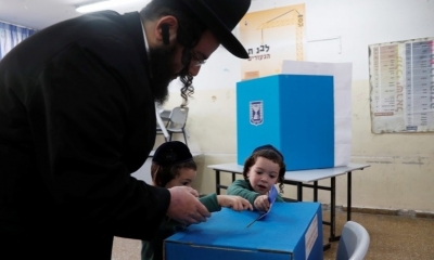 Un ciudadano israelí vota en Jerusalén, Israel, el 9 de abril de 2019/Foto. RRSS