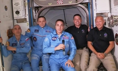 Los tripulantes de la Estación Espacial Internacional, junto con los astronautas de SpaceX.