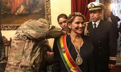 La noche del 12 de noviembre de 2019, Jeanine Áñez fue investida por una jefe militar. Foto: Óscar Ortiz