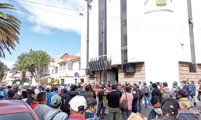 La marcha de los trabajadores de la Central Obrera Departamental en Sucre recorrió por los tribunales judiciales y el Consejo de la Magistratura