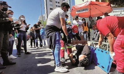 Efectivos de la Policía auxilian a víctima del atraco armado. Foto: Los Tiempos.