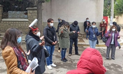 Mujeres oran en puertas de la cárcel