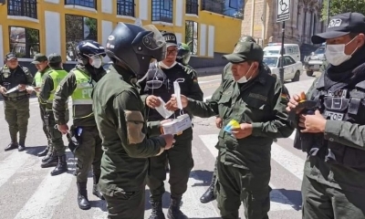 Policías reciben barbijos para protegerse del coronavirus. / Foto: Archivo