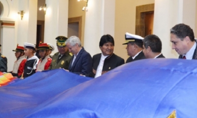 Presidente Evo Morales y autoridades extienden la bandera de la reivindicación Marirtima en Palacio de Gobierno/Foto. RRSS