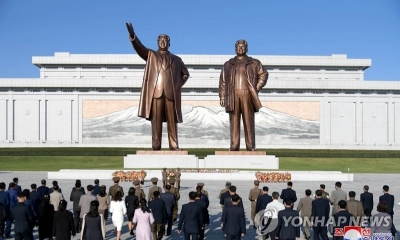Delegados norcoreanos visitan las estatuas del fundador Kim Il-sung y el ex líder supremo Kim Jong-il en Pyongyang